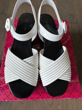 NIB Tory Burch Bombe Cross Strap Leather Platform White and Black Sandals